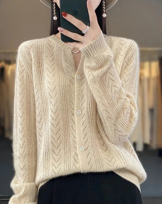 Un cardigan esthétique pour femme avec un col rond pour des looks stylés